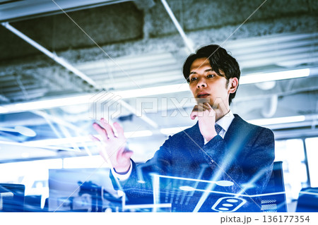 未来技術を操作する男性 未来技術を操作する男性 136177354