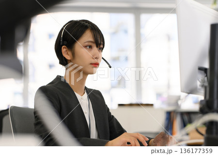 ヘッドセットの女性オペレーター 136177359