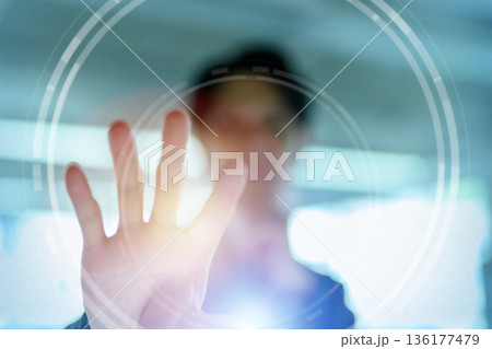 未来技術に触れる手 未来技術に触れる手 136177479