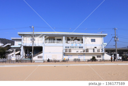 海に面した山陽本線 須磨駅の駅舎 海に面した山陽本線 須磨駅の駅舎 136177589