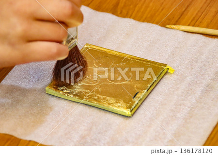 金箔貼り体験(8歳児/男の子) 金箔貼り体験(8歳児/男の子) 136178120