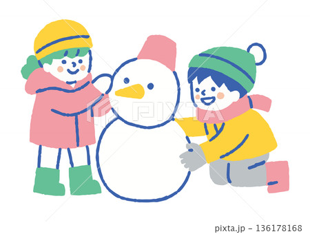 雪だるまを作って遊ぶ子どもたち_色 136178168