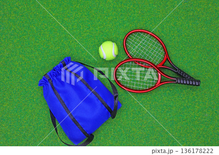 2つのテニスラケットとテニスボール 136178222