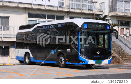 須磨一ノ谷で待機する神戸市の燃料電池バス 136178250
