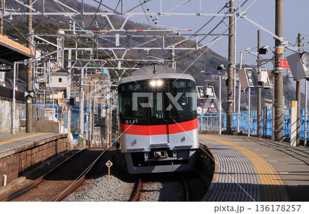 山陽電鉄滝の茶屋駅に到着する6000系電車 山陽電鉄滝の茶屋駅に到着する6000系電車 136178257
