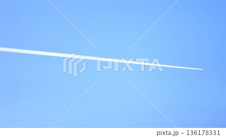 飛行機雲 飛行機雲 136178331