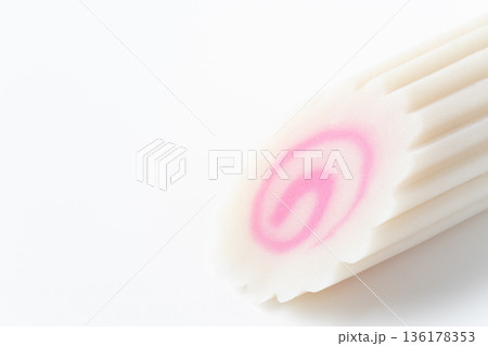 白背景に1本のなると巻きのクローズアップ 136178353