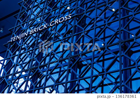 福岡の街と建物-天神ブリッククロス 136178361