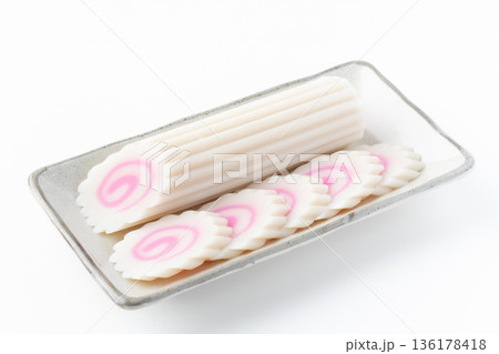 白背景にお皿に載せたなると巻き 白背景にお皿に載せたなると巻き 136178418