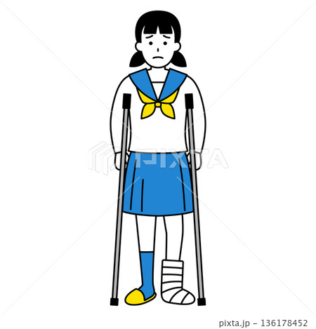 足を怪我して松葉杖をついている女子学生 136178452