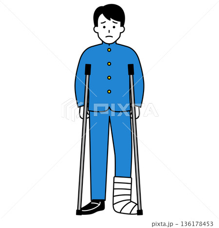 足を怪我して松葉杖をついている男子学生 136178453