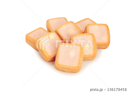 ホワイトチョコチップ入りクッキー【白背景・切り抜き】 136178458