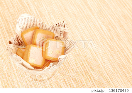 ホワイトチョコチップ入りクッキー ホワイトチョコチップ入りクッキー 136178459