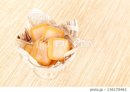 ホワイトチョコチップ入りクッキー ホワイトチョコチップ入りクッキー 136178461