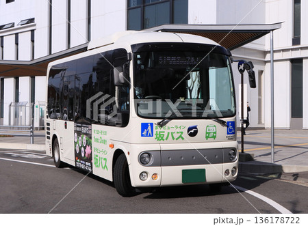 灘駅前のみなと観光の坂バス 136178722