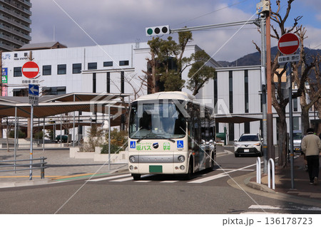 灘駅を出発したみなと観光の坂バス 灘駅を出発したみなと観光の坂バス 136178723