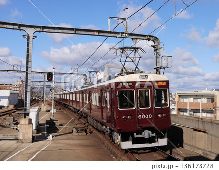 阪急宝塚線 豊中駅に到着する6000系急行 阪急宝塚線 豊中駅に到着する6000系急行 136178728