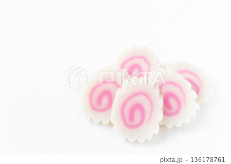 白背景にスライスしたなると巻き 136178761