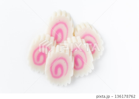 白背景にスライスしたなると巻き 白背景にスライスしたなると巻き 136178762