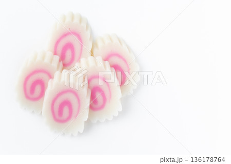 白背景にスライスしたなると巻き 136178764