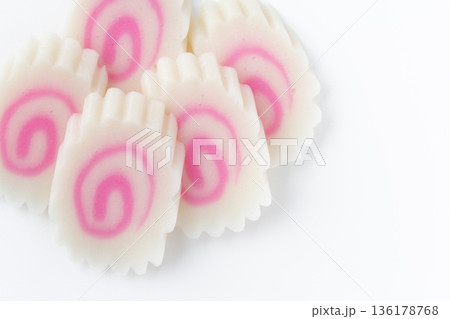 スライスしたなると巻きのクローズアップ 136178768