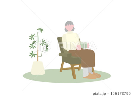 一人がけソファで読書をするシニア女性 136178790
