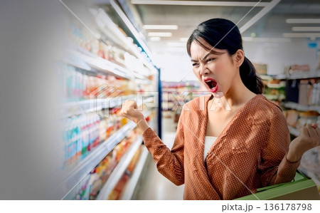 物価高に怒る主婦 136178798