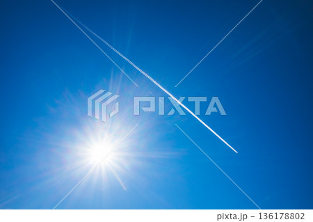 爽やかな青空と飛行機雲と太陽の光 高彩度コントラスト 爽やかな青空と飛行機雲と太陽の光 高彩度コントラスト 136178802