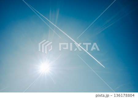 爽やかな青空と飛行機雲と太陽の光 フィルム調 爽やかな青空と飛行機雲と太陽の光 フィルム調 136178804