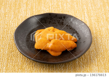 お皿に盛りつけた美味しそうな生のエゾバフンウニ お皿に盛りつけた美味しそうな生のエゾバフンウニ 136178813