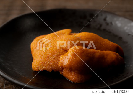 お皿に載せた生のエゾバフンウニのクローズアップ 136178885