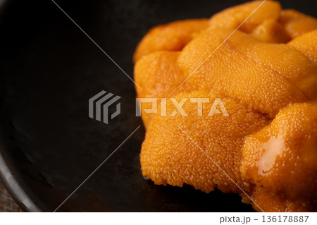 お皿に載せた生のエゾバフンウニのクローズアップ 136178887