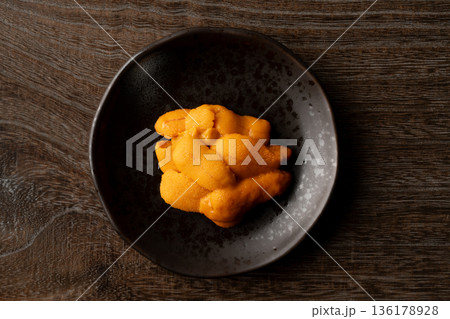 お皿に盛りつけた美味しそうな生のエゾバフンウニ お皿に盛りつけた美味しそうな生のエゾバフンウニ 136178928