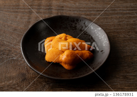 お皿に盛りつけた美味しそうな生のエゾバフンウニ 136178931