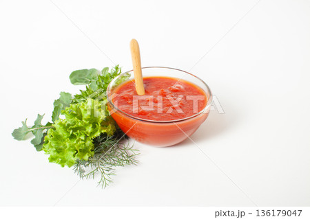 トマトペースト　白背景 136179047