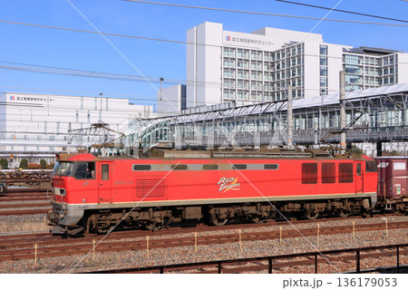 岸辺駅を通過するEF510の牽く貨物列車 136179053