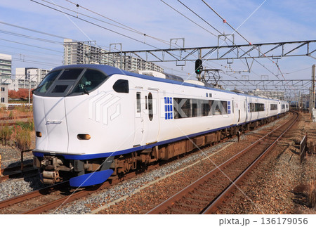 岸辺駅を通過する特急はるか 136179056