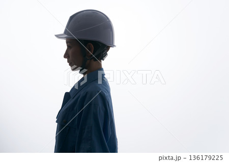 ヘルメットをかぶる作業着の女性 136179225