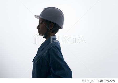 ヘルメットをかぶる作業着の女性 136179229