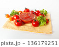 新鮮なトマトとトマトペースト 136179251