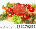 新鮮なトマトとトマトペースト 136179255