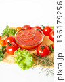 新鮮なトマトとトマトペースト 136179256