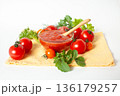 新鮮なトマトとトマトペースト 136179257