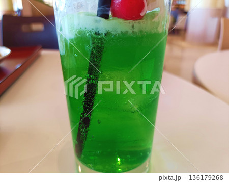 メロンソーダをかき混ぜる メロンソーダをかき混ぜる 136179268