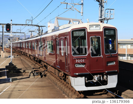 阪急宝塚線　豊中駅に到着する1000系 136179366