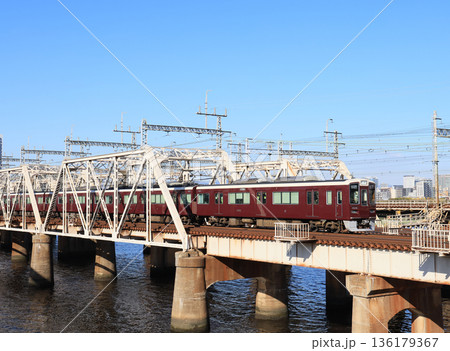 阪急神戸線　淀川を渡る1000系電車 136179367