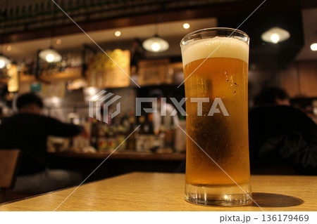 居酒屋でキンキンに冷えた生ビール 136179469