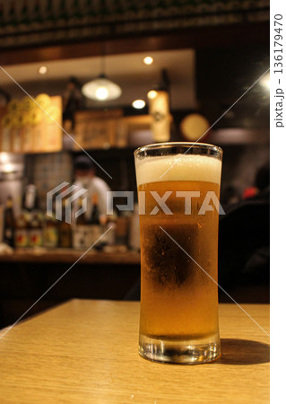 居酒屋でキンキンに冷えた生ビール(縦) 居酒屋でキンキンに冷えた生ビール(縦) 136179470