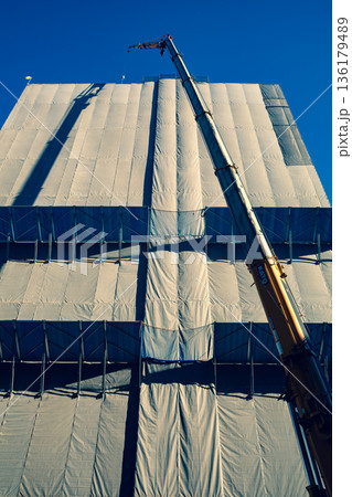 建設中のビルのクレーンと青い空 a-3 暖色寒色強調 建設中のビルのクレーンと青い空 a-3 暖色寒色強調 136179489
