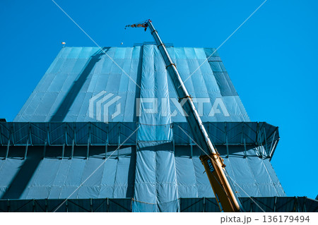 建設中のビルのクレーンと青い空 b-4 ライトカラー 建設中のビルのクレーンと青い空 b-4 ライトカラー 136179494